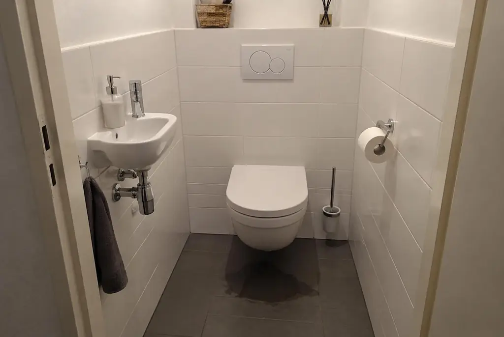 Lekdetectie Zevenaar – natte vloer bij een toilet