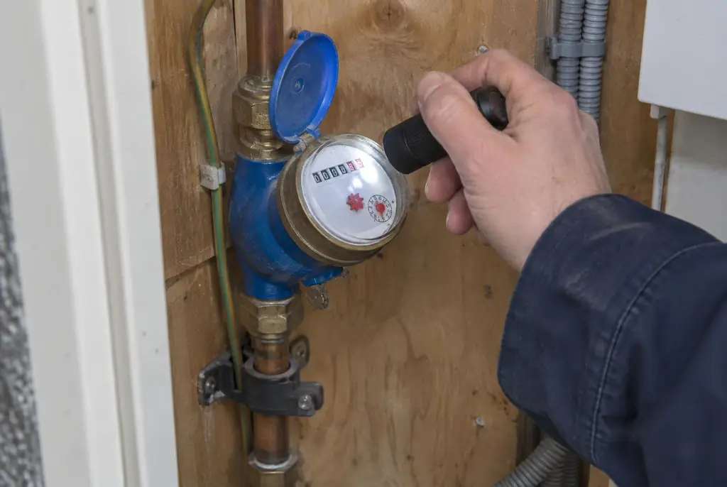 Lekdetectie Zevenaar – watermeter in de meterkast controleren met een zaklamp